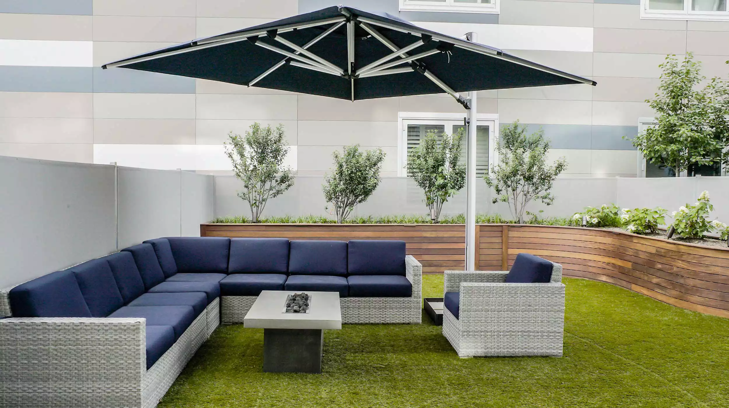 Curvy Contemporary Rooftop