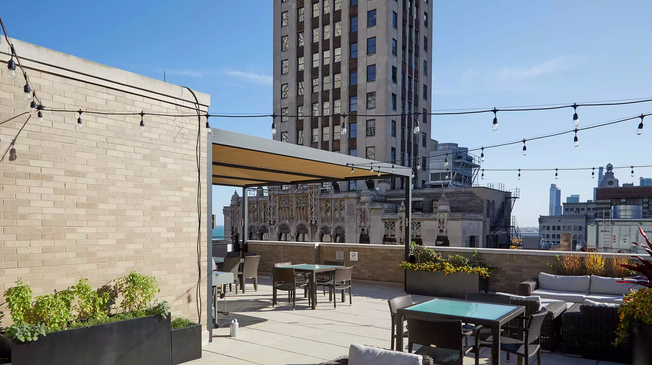 Penthouse Roof Deck Amenity Space - Gallery image 2